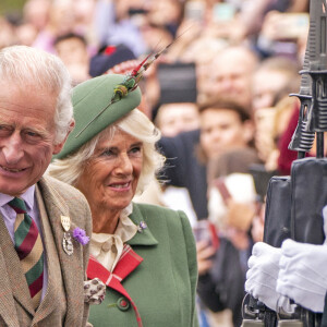 Le prince Charles, prince de Galles, Camilla Parker Bowles, duchesse de Cornouailles et la princesse Anne lors du Braemar Royal Highland Gathering au Princess Royal and Duke of Fife Memorial Park à Braemar, Royaume Uni, le 3 septembre 2022. 