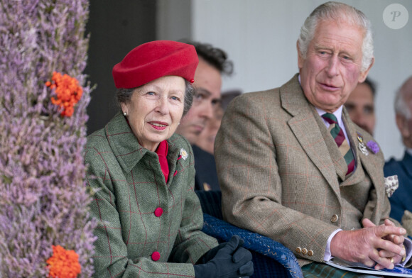 Le prince Charles, prince de Galles, Camilla Parker Bowles, duchesse de Cornouailles et la princesse Anne lors du Braemar Royal Highland Gathering au Princess Royal and Duke of Fife Memorial Park à Braemar, Royaume Uni, le 3 septembre 2022. 