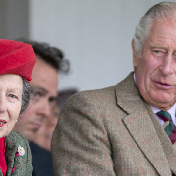 Le prince Charles, prince de Galles, Camilla Parker Bowles, duchesse de Cornouailles et la princesse Anne lors du Braemar Royal Highland Gathering au Princess Royal and Duke of Fife Memorial Park à Braemar, Royaume Uni, le 3 septembre 2022. 