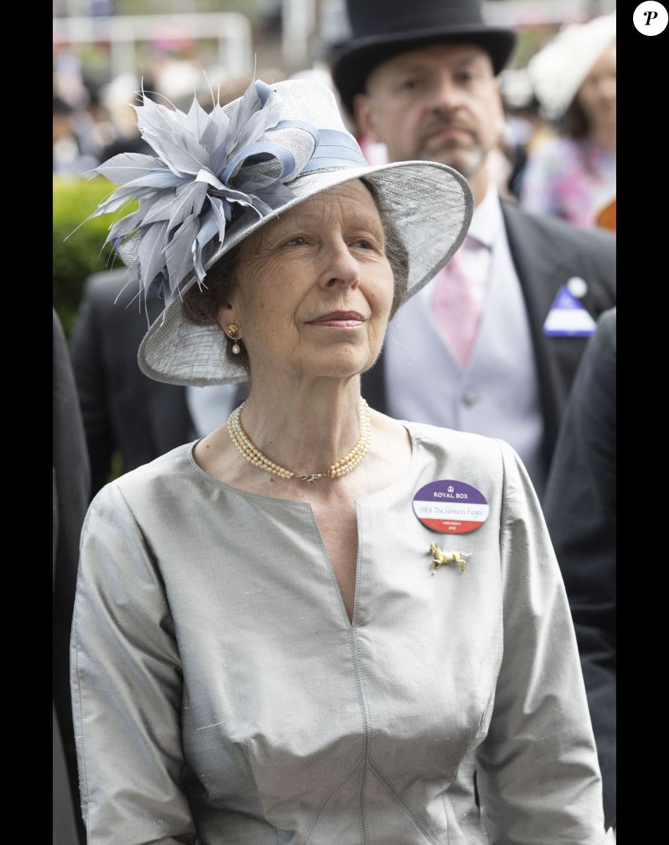 Elizabeth II : la reine d'Angleterre compte ses lingots d'or… - Closer