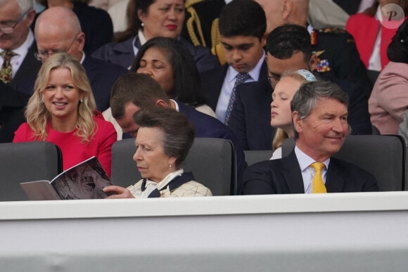 La princesse Anne et Tim Laurence - La famille royale d'Angleterre lors de la parade devant le palais de Buckingham, à l'occasion du jubilé de la reine d'Angleterre. Le 5 juin 2022 