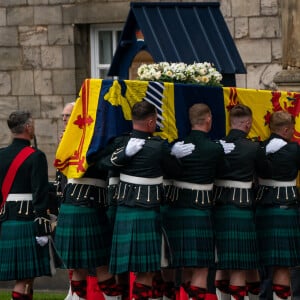 La princesse Anne d'Angleterre - La famille royale d'Angleterre à l'arrivée du cercueil de la reine Elisabeth II d'Angleterre au palais Holyroodhouse à Edimbourg. Le 11 septembre 2022.