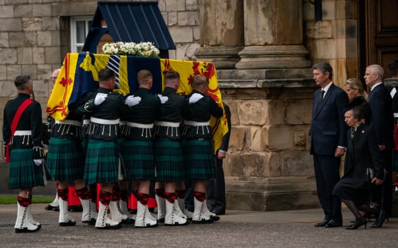 La princesse Anne d'Angleterre - La famille royale d'Angleterre à l'arrivée du cercueil de la reine Elisabeth II d'Angleterre au palais Holyroodhouse à Edimbourg. Le 11 septembre 2022.