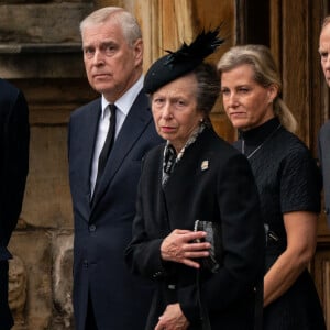 Timothy Laurence, la princesse Anne d'Angleterre, le prince Andrew, duc d'York, la comtesse Sophie de Wessex, le prince Edward, comte de Wessex - La famille royale d'Angleterre à l'arrivée du cercueil de la reine Elisabeth II d'Angleterre au palais Holyroodhouse à Edimbourg.