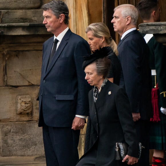 La princesse Anne d'Angleterre - La famille royale d'Angleterre à l'arrivée du cercueil de la reine Elisabeth II d'Angleterre au palais Holyroodhouse à Edimbourg. Le 11 septembre 2022.