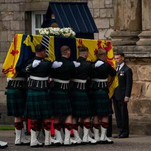 La princesse Anne d'Angleterre - La famille royale d'Angleterre à l'arrivée du cercueil de la reine Elisabeth II d'Angleterre au palais Holyroodhouse à Edimbourg. Le 11 septembre 2022.