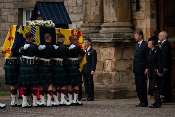 La princesse Anne d'Angleterre - La famille royale d'Angleterre à l'arrivée du cercueil de la reine Elisabeth II d'Angleterre au palais Holyroodhouse à Edimbourg. Le 11 septembre 2022.