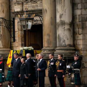 La princesse Anne d'Angleterre - La famille royale d'Angleterre à l'arrivée du cercueil de la reine Elisabeth II d'Angleterre au palais Holyroodhouse à Edimbourg. Le 11 septembre 2022.