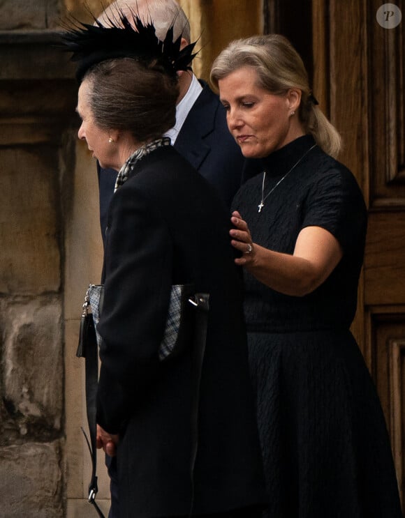 La comtesse Sophie de Wessex, la princesse Anne d'Angleterre - La famille royale d'Angleterre à l'arrivée du cercueil de la reine Elisabeth II d'Angleterre au palais Holyroodhouse à Edimbourg. Le 11 septembre 2022.