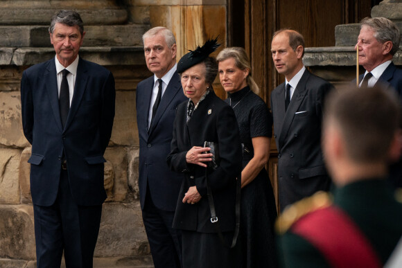 La princesse Anne d'Angleterre et son mari Timothy Laurence - La famille royale d'Angleterre à l'arrivée du cercueil de la reine Elisabeth II d'Angleterre au palais Holyroodhouse à Edimbourg. Le 11 septembre 2022.