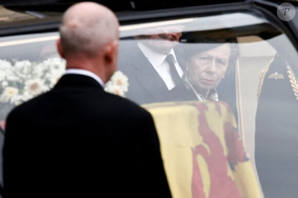 La princesse Anne d'Angleterre - La famille royale d'Angleterre à l'arrivée du cercueil de la reine Elisabeth II d'Angleterre au palais Holyroodhouse à Edimbourg. Le 11 septembre 2022 