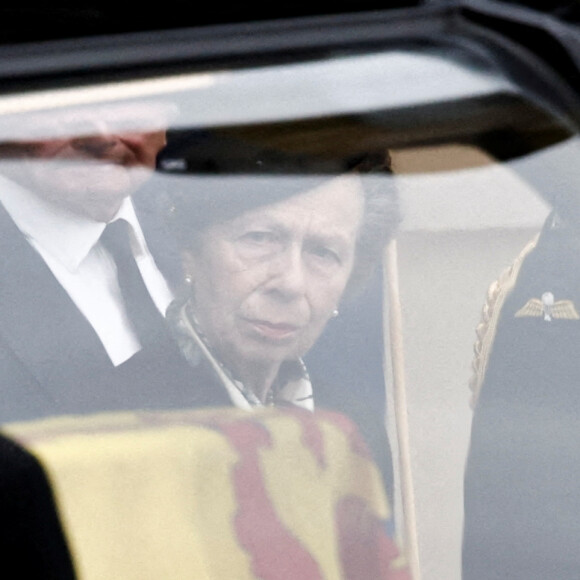 La princesse Anne d'Angleterre - La famille royale d'Angleterre à l'arrivée du cercueil de la reine Elisabeth II d'Angleterre au palais Holyroodhouse à Edimbourg. Le 11 septembre 2022 