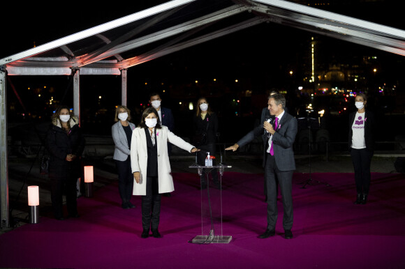 Anne Hidalgo, Jean Christophe Jourde, Leila Kaddour Boudadi, Anne Vincent Salomon, Sandrine Planchon, Fanny Leeb, Jean-François Martins, Gwenaëlle Thebault - Lancement d'Octobre Rose avec l'illumination en rose de la Tour Eiffel à Paris. Le 1er octobre 2020. © Coadic Guirec / Bestimage