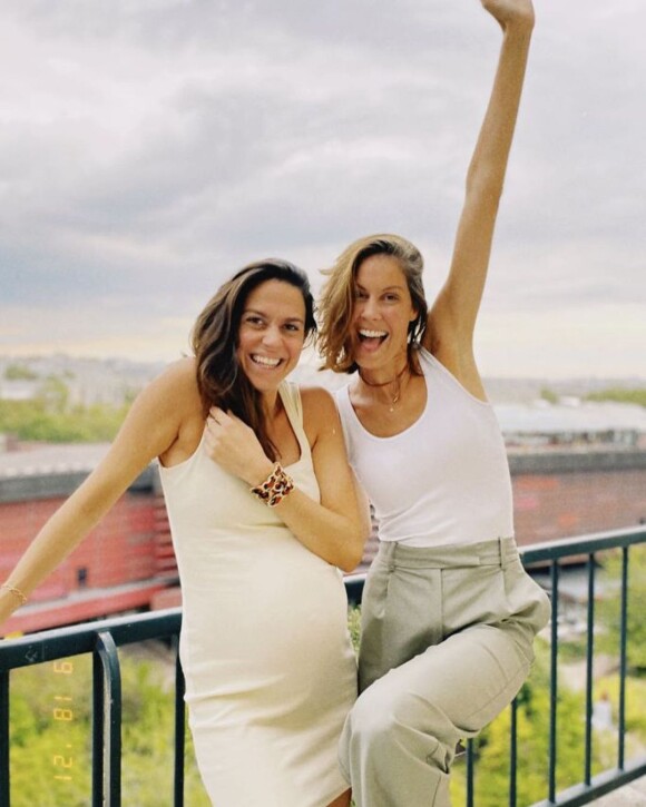 Fanny Leeb et sa soeur Elsa, qui a ensuite accouché d'une petite Gaïa. @ Instagram / Fanny Leeb