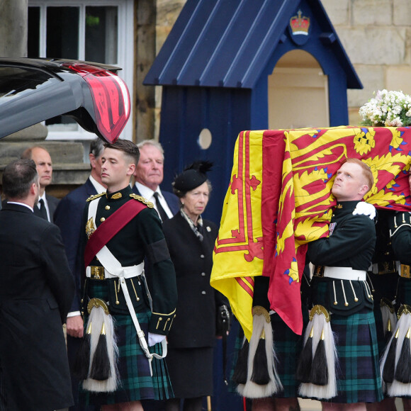 La princesse Anne d'Angleterre - La famille royale d'Angleterre à l'arrivée du cercueil de la reine Elisabeth II d'Angleterre au palais Holyroodhouse à Edimbourg. Le 11 septembre 2022 