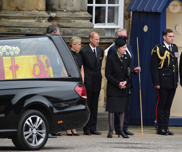 La comtesse Sophie de Wessex, le prince Edward, comte de Wessex, la princesse Anne d'Angleterre - La famille royale d'Angleterre à l'arrivée du cercueil de la reine Elisabeth II d'Angleterre au palais Holyroodhouse à Edimbourg. Le 11 septembre 2022 