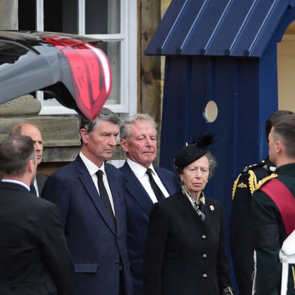 Timothy Laurence, la princesse Anne d'Angleterre - La famille royale d'Angleterre à l'arrivée du cercueil de la reine Elisabeth II d'Angleterre au palais Holyroodhouse à Edimbourg. Le 11 septembre 2022 