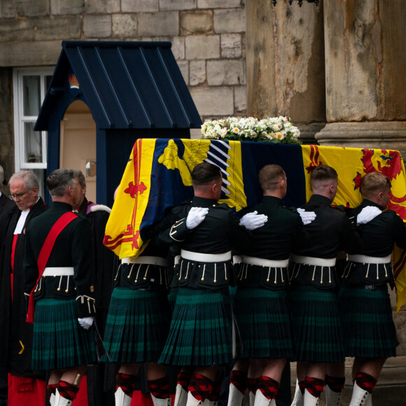 La princesse Anne d'Angleterre - La famille royale d'Angleterre à l'arrivée du cercueil de la reine Elisabeth II d'Angleterre au palais Holyroodhouse à Edimbourg. Le 11 septembre 2022 