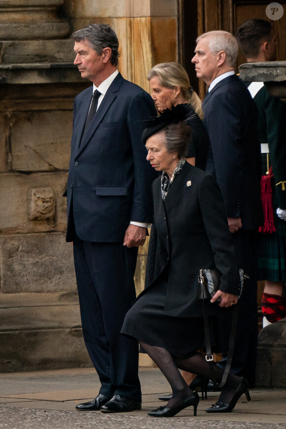 La princesse Anne d'Angleterre - La famille royale d'Angleterre à l'arrivée du cercueil de la reine Elisabeth II d'Angleterre au palais Holyroodhouse à Edimbourg. Le 11 septembre 2022 