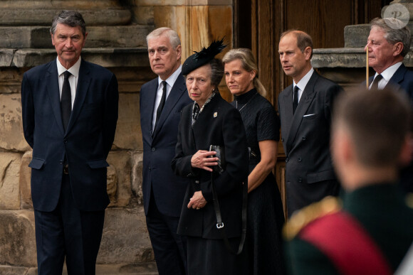 Timothy Laurence, la princesse Anne d'Angleterre, le prince Andrew, duc d'York, la comtesse Sophie de Wessex, le prince Edward, comte de Wessex - La famille royale d'Angleterre à l'arrivée du cercueil de la reine Elisabeth II d'Angleterre au palais Holyroodhouse à Edimbourg. Le 11 septembre 2022 