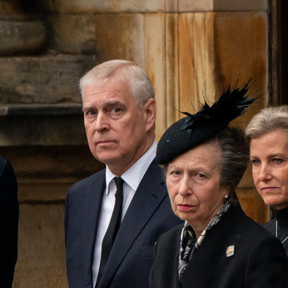 Timothy Laurence, la princesse Anne d'Angleterre, le prince Andrew, duc d'York, la comtesse Sophie de Wessex, le prince Edward, comte de Wessex - La famille royale d'Angleterre à l'arrivée du cercueil de la reine Elisabeth II d'Angleterre au palais Holyroodhouse à Edimbourg. Le 11 septembre 2022 