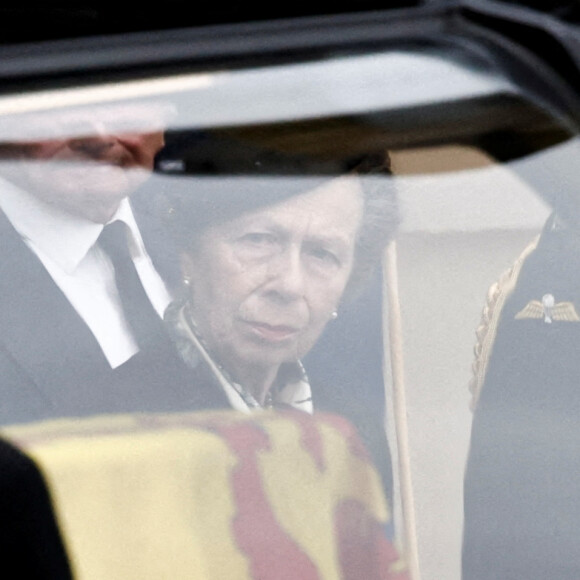 La princesse Anne d'Angleterre - La famille royale d'Angleterre à l'arrivée du cercueil de la reine Elisabeth II d'Angleterre au palais Holyroodhouse à Edimbourg. Le 11 septembre 2022 
