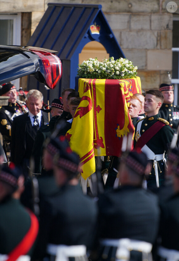Les gardes écossais portent le cercueil d'Elizabeth II à Edimbourg pour une procession exceptionnelle. 12 Septembre 2022. @ Jon Super/PA Photos/ABACAPRESS.COM