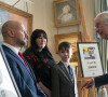 Le prince Charles, prince de Galles, rencontre les gagnants du concours de timbres "Royal Mail's Heroes of the Pandemic" à Clarence House à Londres, le 10 mars 2022.
