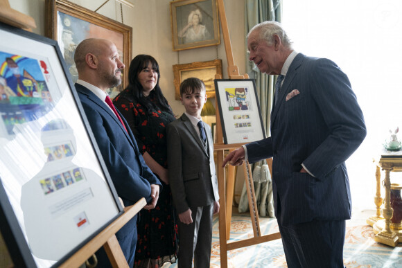 Le prince Charles, prince de Galles, rencontre les gagnants du concours de timbres "Royal Mail's Heroes of the Pandemic" à Clarence House à Londres, le 10 mars 2022.
