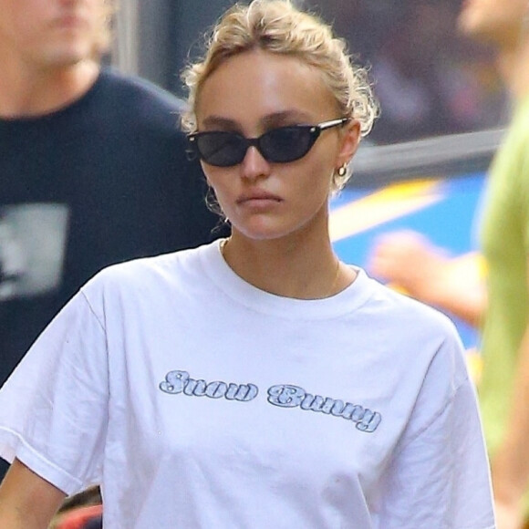 Exclusif - Lily-Rose Depp et son compagnon Yassine Stein se promènent en amoureux à New York.