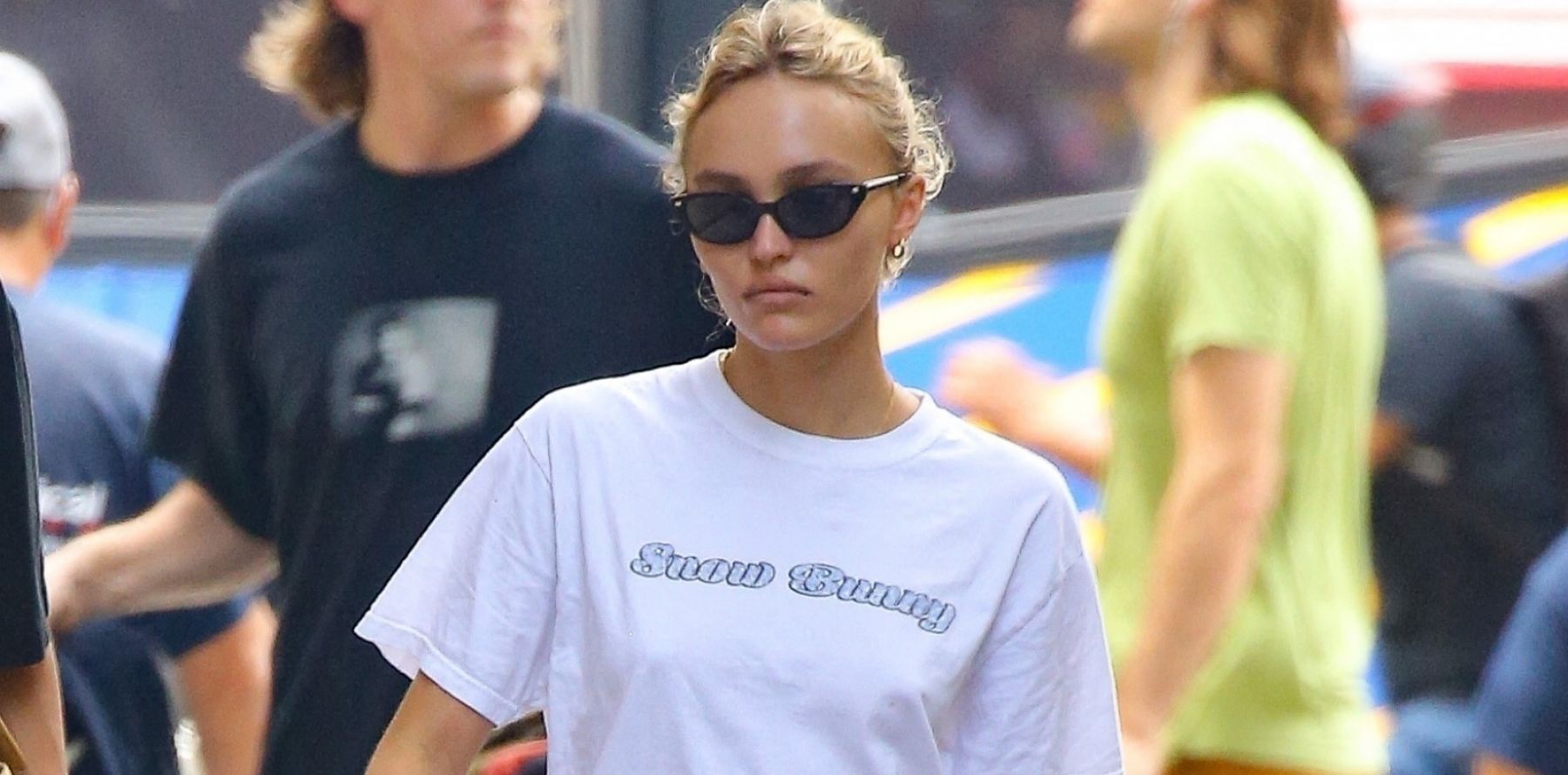LilyRose Depp en couple avec un Français sortie tendresse à New York, les amoureux main dans LilyRose Depp en couple avec un Français sortie tendresse à New York, les amoureux main dans