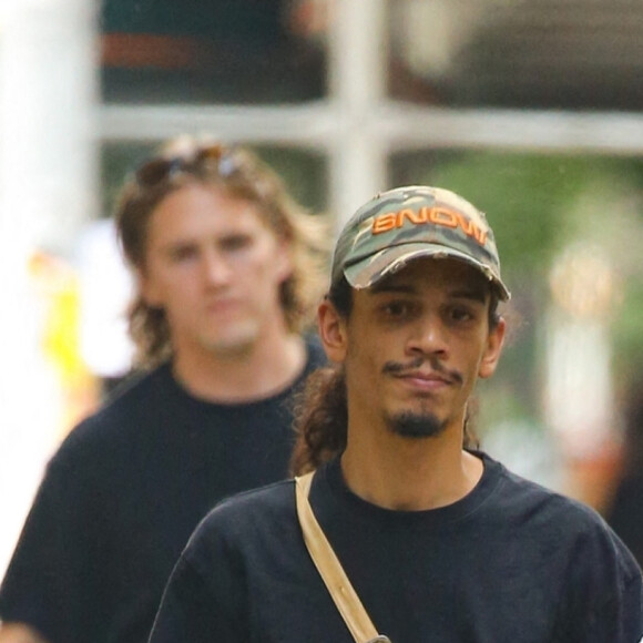 Exclusif - Lily-Rose Depp et son compagnon Yassine Stein se promènent en amoureux à New York le 13 septembre 2022.