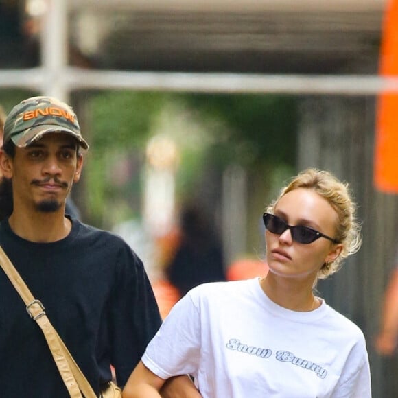 Exclusif - Lily-Rose Depp et son compagnon Yassine Stein se promènent en amoureux à New York le 13 septembre 2022.