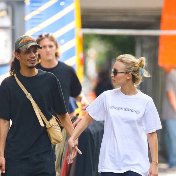 Exclusif - Lily-Rose Depp et son compagnon Yassine Stein se promènent en amoureux à New York le 13 septembre 2022.