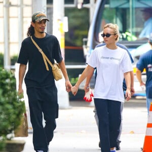 Exclusif - Lily-Rose Depp et son compagnon Yassine Stein se promènent en amoureux à New York le 13 septembre 2022.