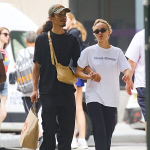 Exclusif - Lily-Rose Depp et son compagnon Yassine Stein se promènent en amoureux à New York le 13 septembre 2022.