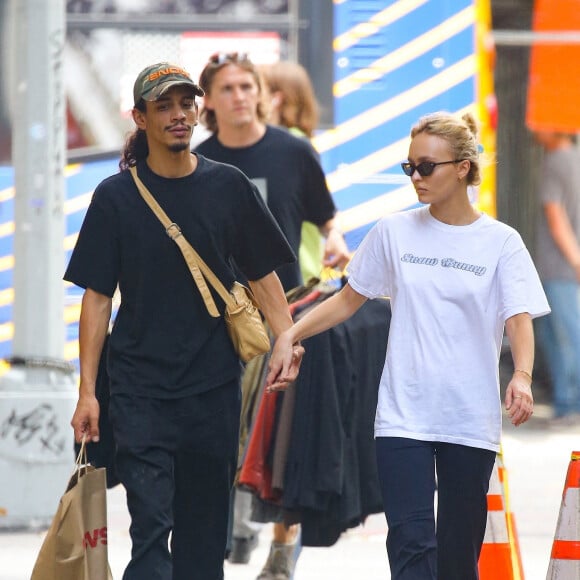 Exclusif - Lily-Rose Depp et son compagnon Yassine Stein se promènent en amoureux à New York le 13 septembre 2022.