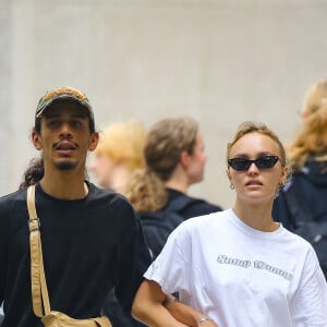 Exclusif - Lily-Rose Depp et son compagnon Yassine Stein se promènent en amoureux à New York le 13 septembre 2022.