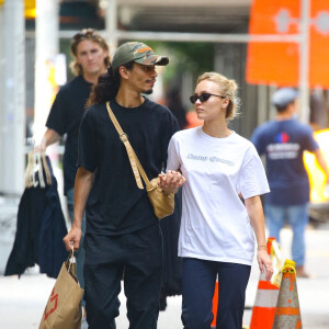 Exclusif - Lily-Rose Depp et son compagnon Yassine Stein se promènent en amoureux à New York le 13 septembre 2022.