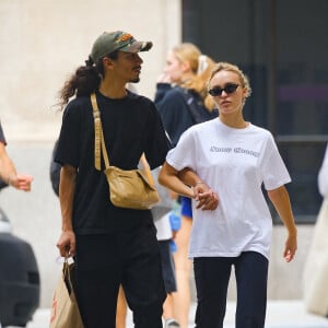 Exclusif - Lily-Rose Depp et son compagnon Yassine Stein se promènent en amoureux à New York le 13 septembre 2022.