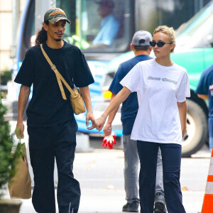 Exclusif - Lily-Rose Depp et son compagnon Yassine Stein se promènent en amoureux à New York le 13 septembre 2022.