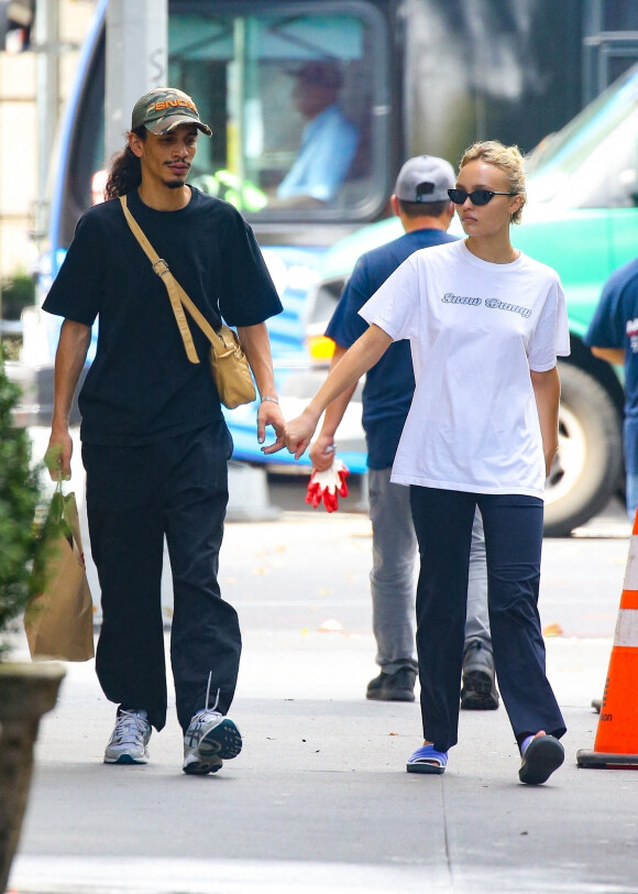 Exclusif - Lily-Rose Depp et son compagnon Yassine Stein se promènent en amoureux à New York le 13 septembre 2022.