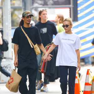 Exclusif - Lily-Rose Depp et son compagnon Yassine Stein se promènent en amoureux à New York le 13 septembre 2022.