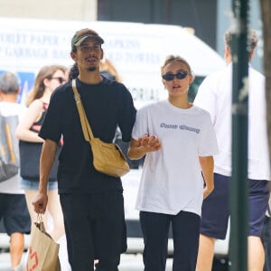 Exclusif - Lily-Rose Depp et son compagnon Yassine Stein se promènent en amoureux à New York le 13 septembre 2022.