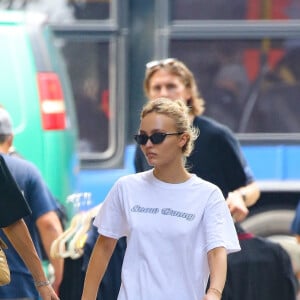 Exclusif - Lily-Rose Depp et son compagnon Yassine Stein se promènent en amoureux à New York le 13 septembre 2022.