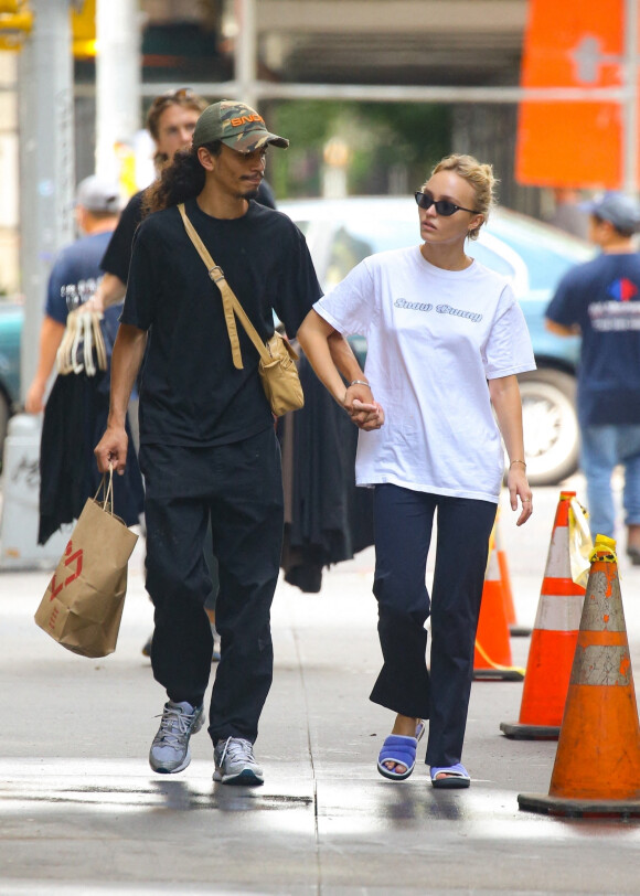 Exclusif - Lily-Rose Depp et son compagnon Yassine Stein se promènent en amoureux à New York le 13 septembre 2022.