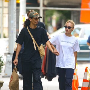 Exclusif - Lily-Rose Depp et son compagnon Yassine Stein se promènent en amoureux à New York le 13 septembre 2022.