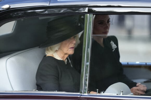 La reine consort Camilla Parker Bowles et Kate Catherine Middleton, princesse de Galles - La famille royale d'Angleterre à son arrivée à la procession cérémonielle du cercueil de la reine Elisabeth II du palais de Buckingham à Westminster Hall à Londres. Le 14 septembre 2022 