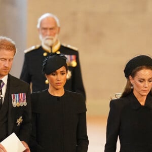 Kate Middleton, Meghan Markle et le prince Harry avant de saluer le cercueil de la reine à l'issue de la procession Photo by Jacob King/PA Photos/ABACAPRESS.COM