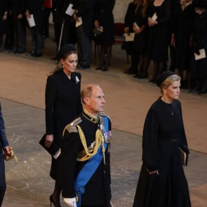 Peter Phillips, le prince Harry, duc de Sussex, le prince Andrew, duc d'York, Meghan Markle, duchesse de Sussex, le prince de Galles William, Kate Catherine Middleton, princesse de Galles, le prince Edward, comte de Wessex, la comtesse Sophie de Wessex - Intérieur - Procession cérémonielle du cercueil de la reine Elisabeth II du palais de Buckingham à Westminster Hall à Londres. Le 14 septembre 2022